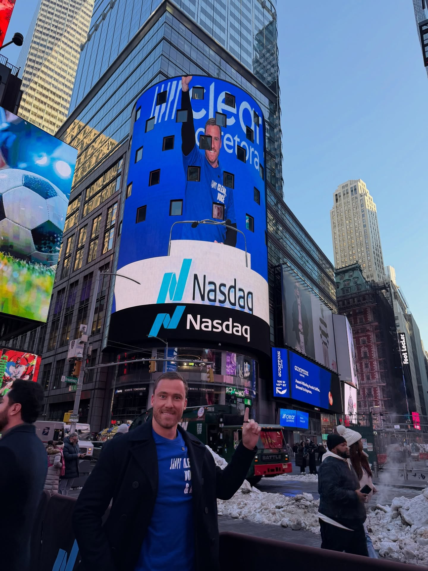 Eduardo Melo na Nasdaq MarketSite Tower em Times Square, representando a Clear Corretora
